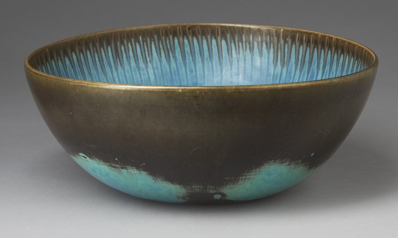 Bowl; A Stig Lindberg stoneware bowl by Stig Lindberg