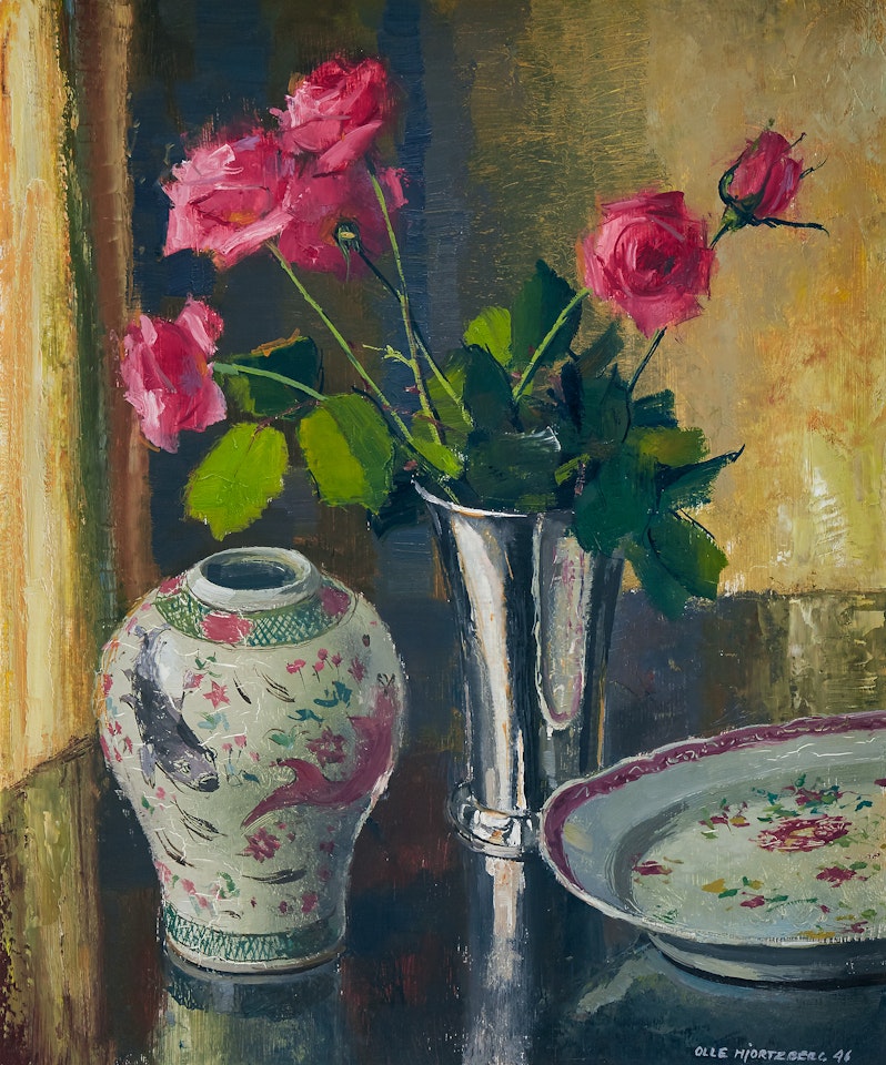 Still life with pink roses in a silver vase, a Chinese vase and a famille rose dish by Olle Hjortzberg