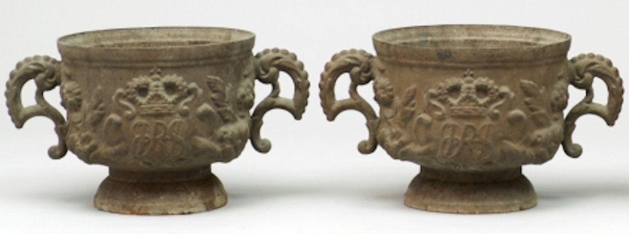 Garden urns by Unknown (Baroque style)