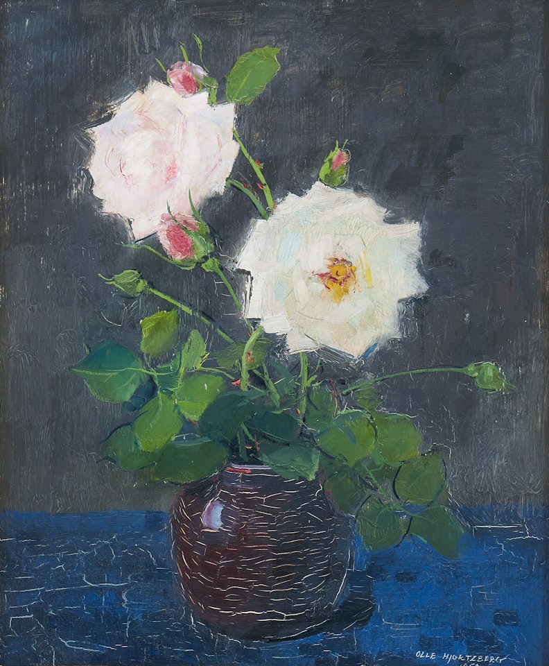 Roses in vase by Olle Hjortzberg