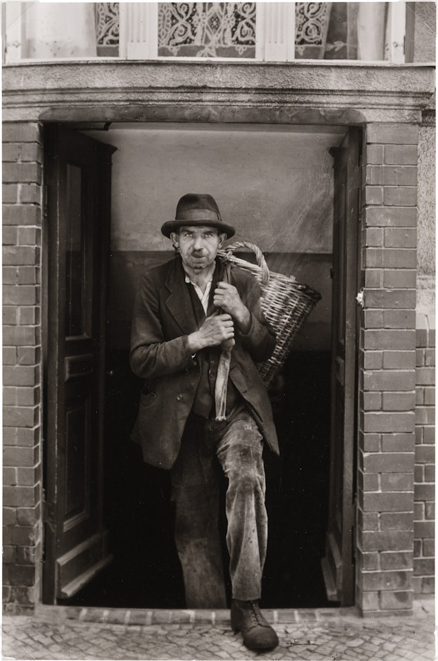 Kohlenträger, Aufnahme by August Sander