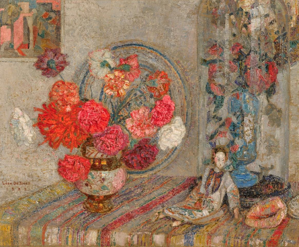 Nature morte avec fleurs et poupée japonaise by Leon de Smet