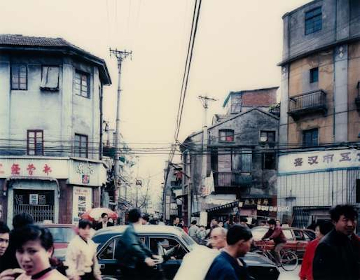 Kreuzung mit Passanten Wuhan (Intersection with passers-by Wuhan) by Thomas Struth