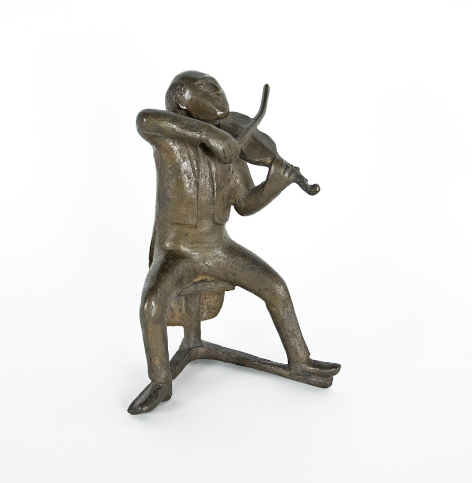 Seated violinist by Gerhard Marcks