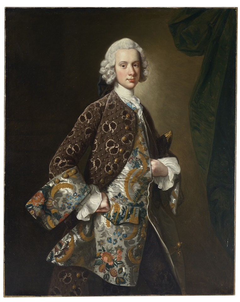 Portrait d"un homme élégant portant un chapeau à trois cornes sous son bras gauche, de trois-quarts by Thomas Hudson