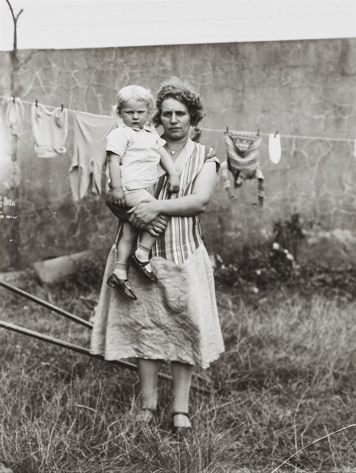 Frau aus dem Kirmeswagen by August Sander