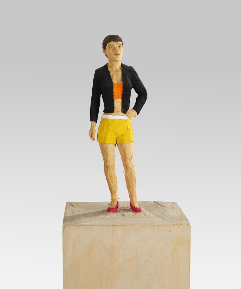 Frau in gelben Shorts by Stephan Balkenhol