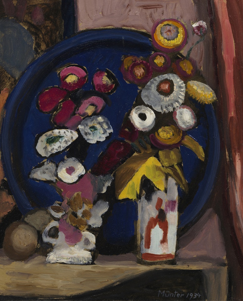 Zwei Vasen vor blauem Tablett by Gabriele Münter