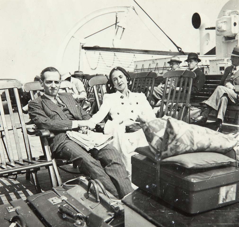 Lise et Paul Deharme sur le pont d'un bateau - Paul Deharme et son fils Tristan (au second plan André Breton et Jacqueline Lamba) - Couple non identifié by Dora Maar