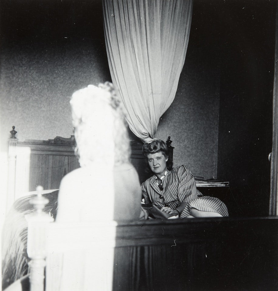 Jacqueline Lamba nue de dos avec Mary Callery - Antibes by Dora Maar