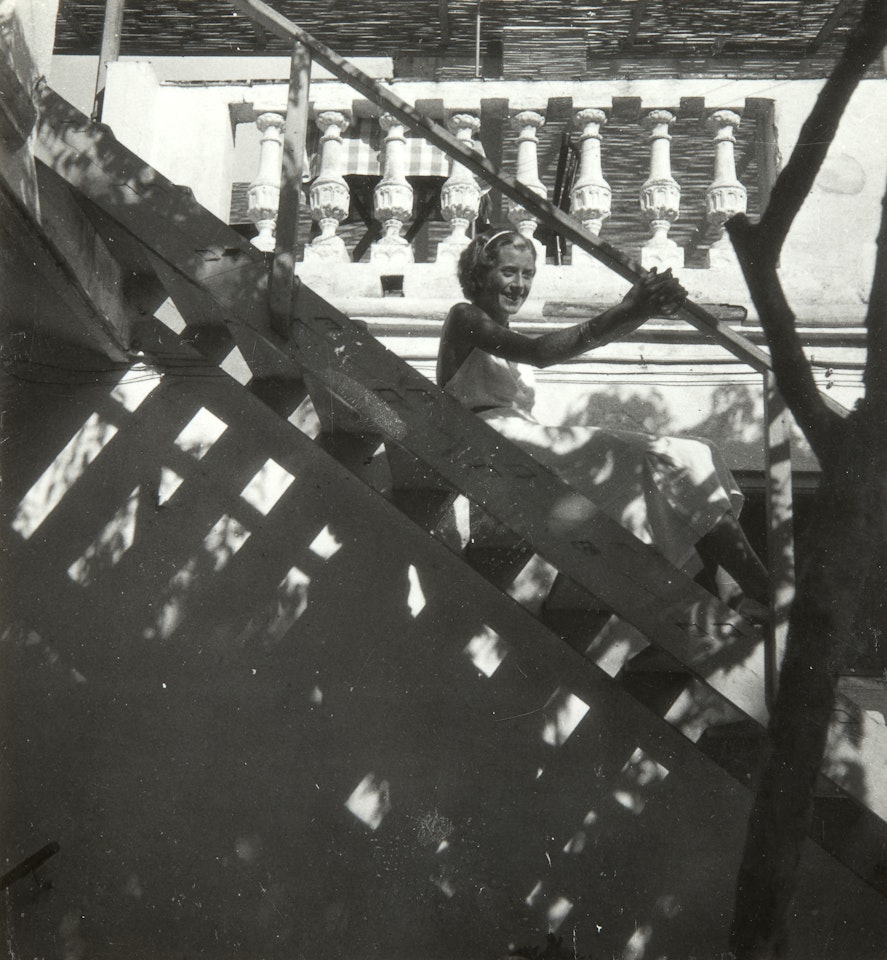 Gisèle de Monfreid (fille d'Henry de Monfreid) dans les escaliers - Partie de cartes [Maurice Bresnu, Marcel Boudin (chauffeur de Pablo Picasso) et son épouse] - Hôtel Vaste Horizon, Mougins by Dora Maar