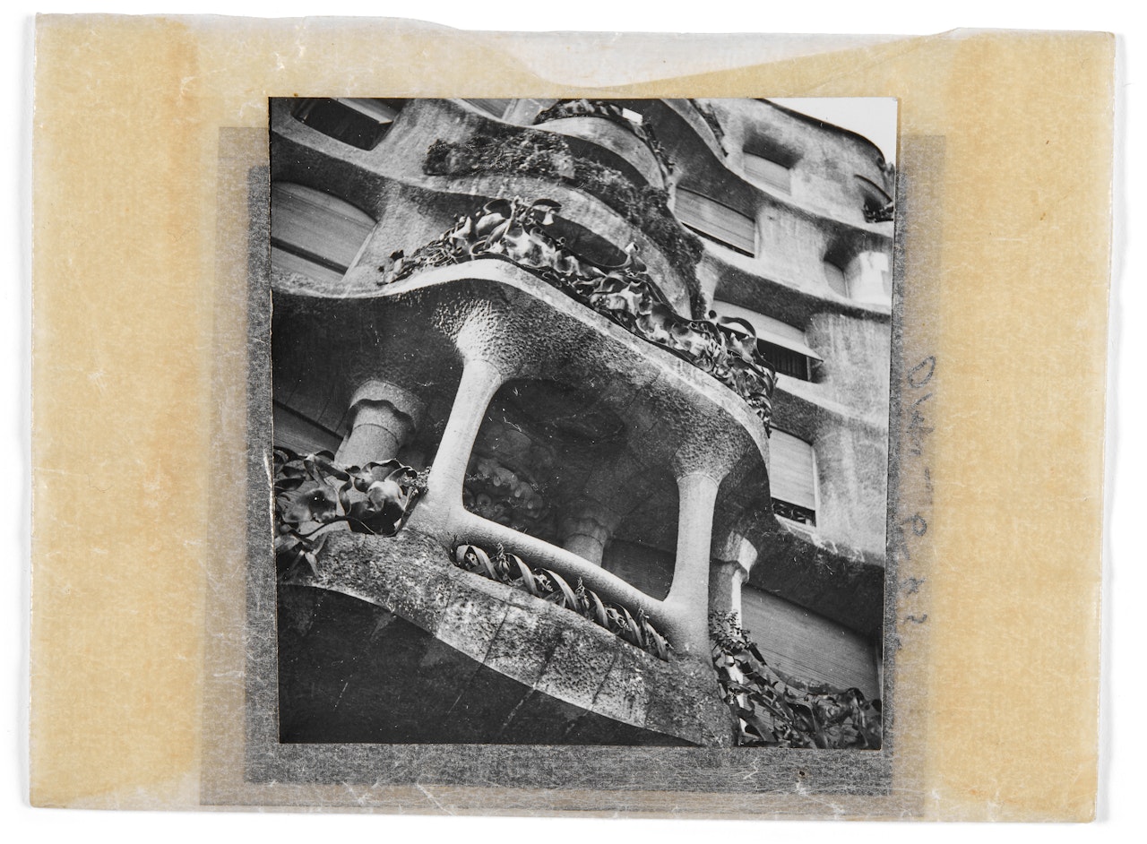 Entrée et façade de la Casa Milà d'Antoni Gaudi - Barcelone by Dora Maar