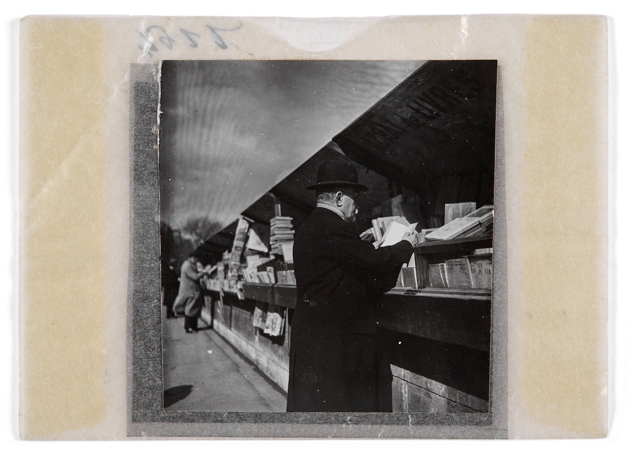 Quatre épreuves argentiques d'époque, tirées par contact, contrecollées sur pochettes en papier cristal,  contenant leurs négatifs originaux (négatifs gélatino-argentiques sur support souple en nitrate de cellulose) by Dora Maar