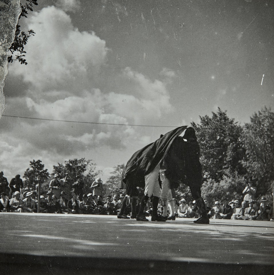 Spectacle de rue (du groupe Octobre ?) - Marchand de chaussures - Entrepreneur d'illumination - Paris by Dora Maar