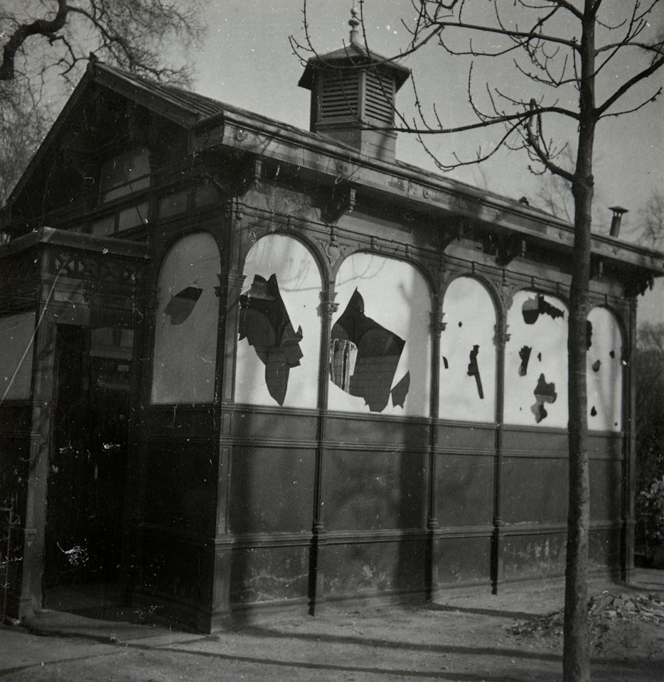 Chapelle de l'Humanité - Publicité La Sociable sur une façade - Kiosque - Bal Tabarin - Paris by Dora Maar