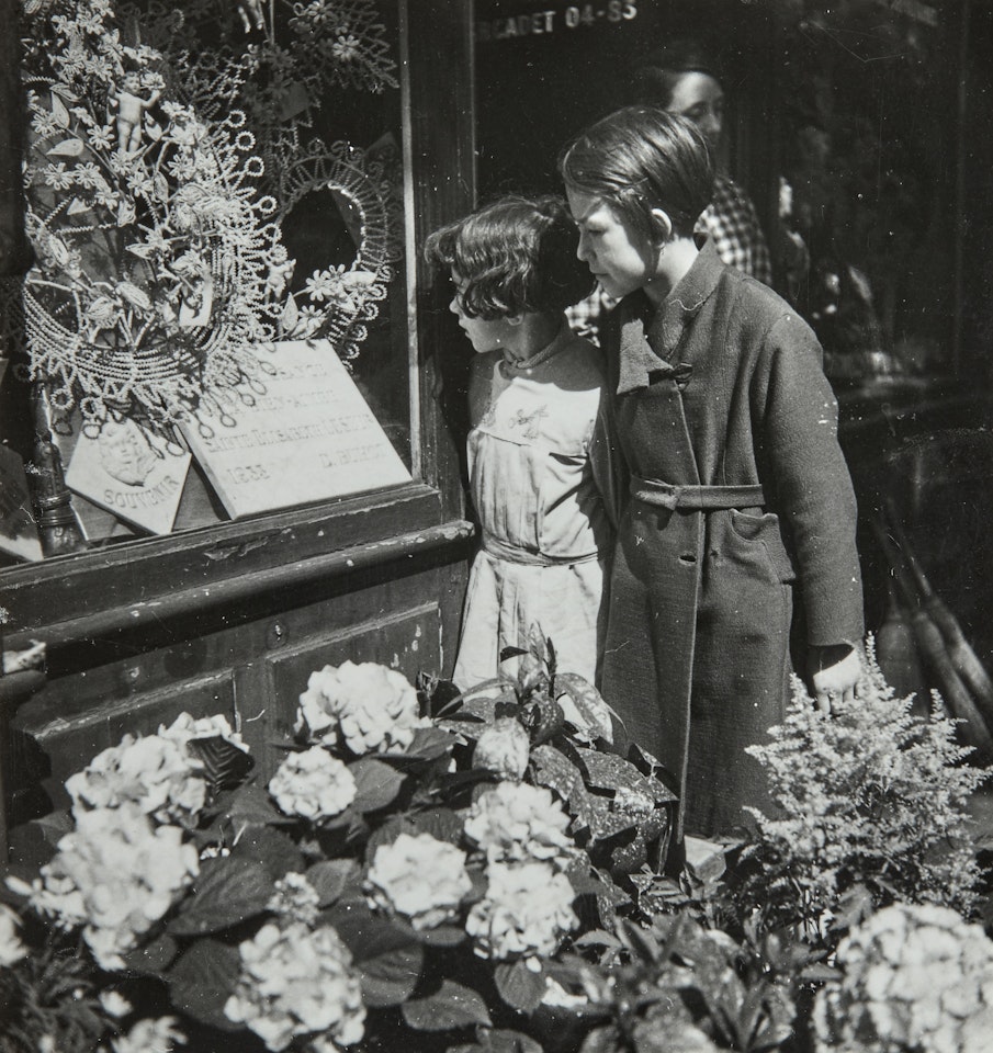 Enfants devant la vitrine des pompes funèbres Pluchet, avenue Rachel - Paris by Dora Maar