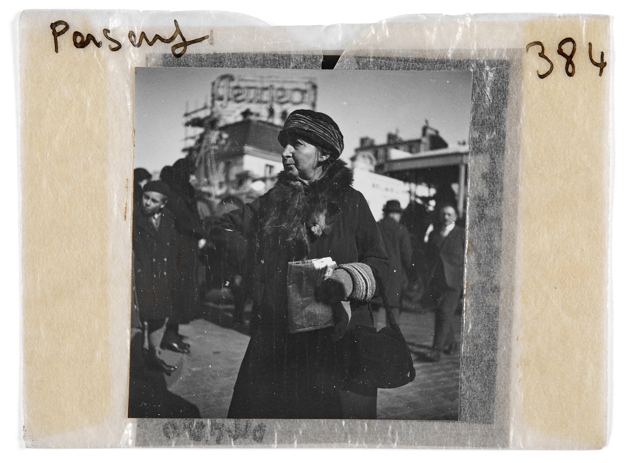 Femmes dans les rues de Paris (l'une avec la médaille de l'ordre national du Mérite agricole) - Femme au col de fourrure devant une enseigne Peugeot - Femme manoeuvrant un compacteur - Paris by Dora Maar
