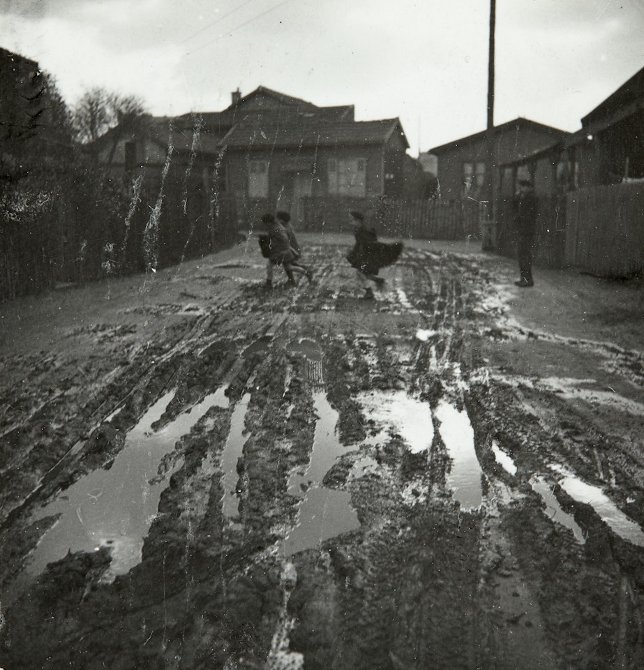 Enfants dans la Zone - Paris by Dora Maar