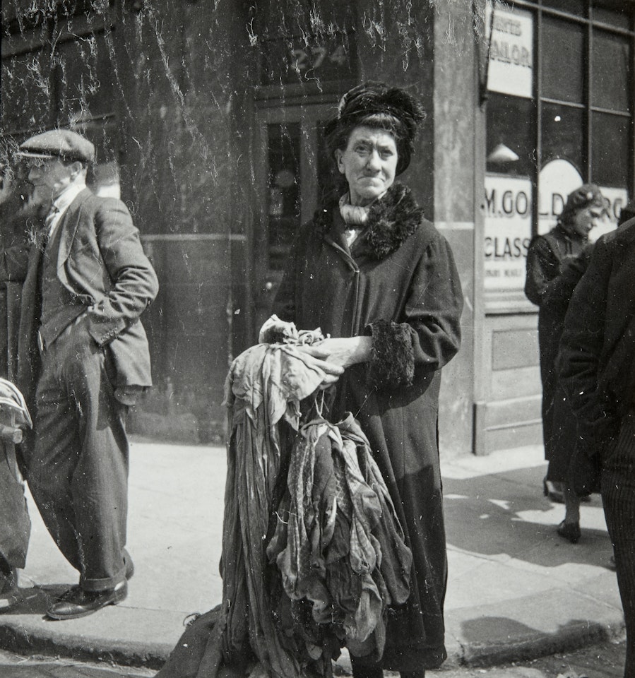 Chiffonnière - Londoniens assis - Londres by Dora Maar