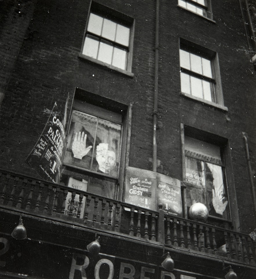 Façade [Consult Gypsy Palmist] - Whitehall (Westminster) - Kew Gardens - Dock Cranes - Londres by Dora Maar