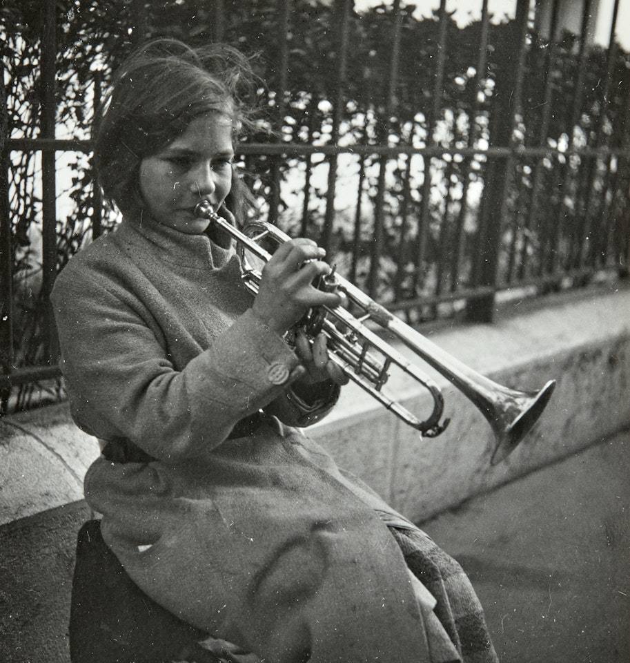 Enfants musiciens (trompette et au tuba) by Dora Maar