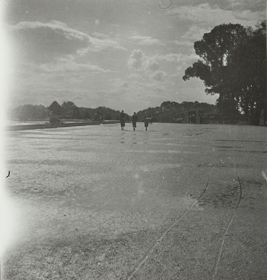 Parcs [enfants aux pigeons et groupe] - Mère et ses deux enfants by Dora Maar