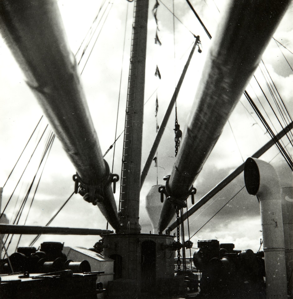 Mât et cheminées de bateaux by Dora Maar