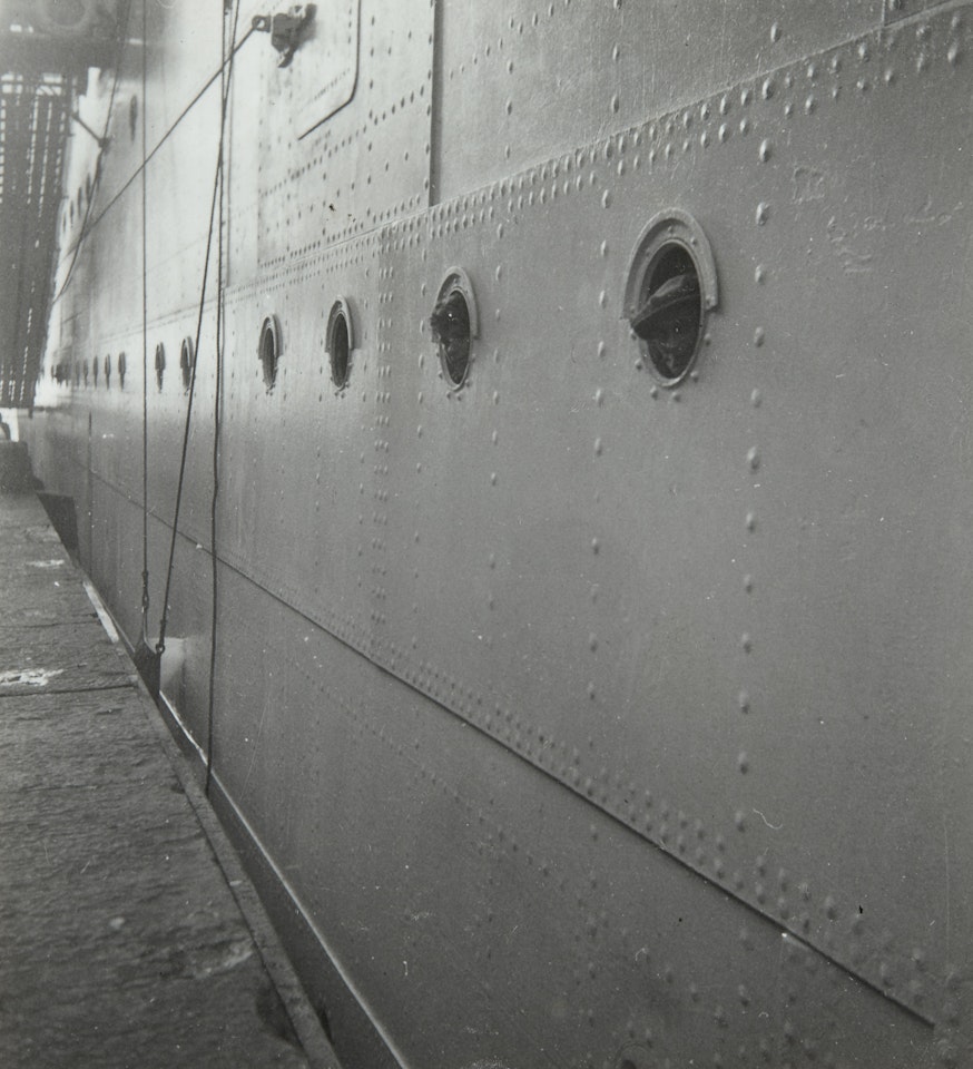 Bateaux de plaisance, de croisière et de pêche - Marin, barques, jetée et phare - Port de Calais by Dora Maar