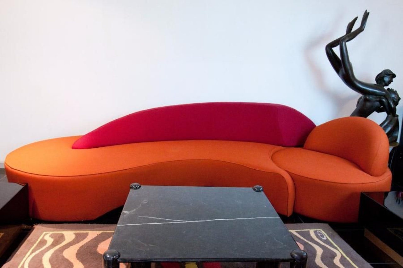 Curved "comète" sofa and its armchair by Vladimir Kagan
