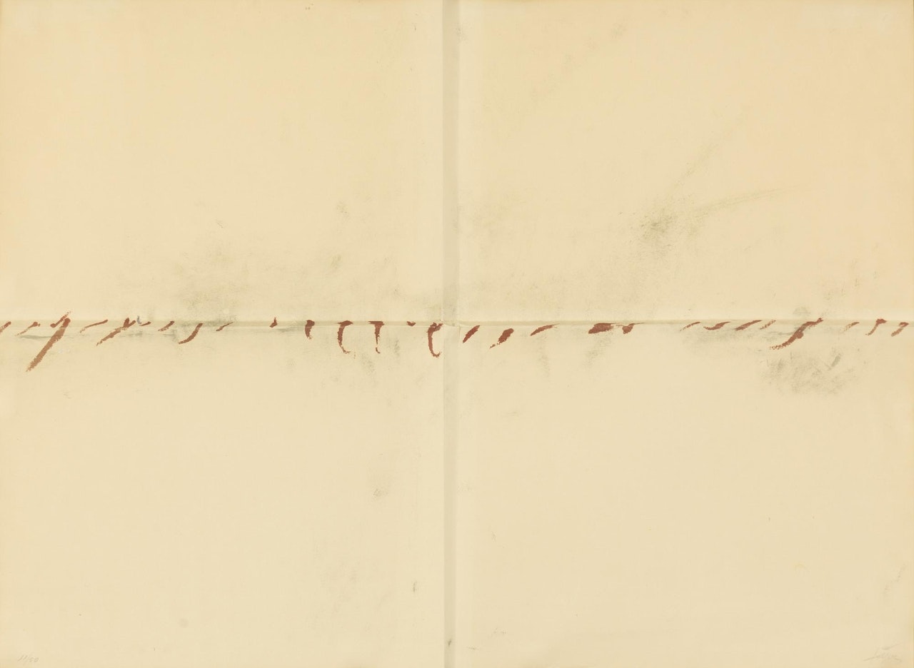En rouge et gris, avec deux plis. by Antoni Tapies