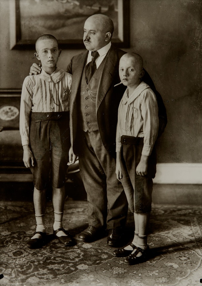 Witwer mit seinen Söhnen (Widower with his Sons) by August Sander