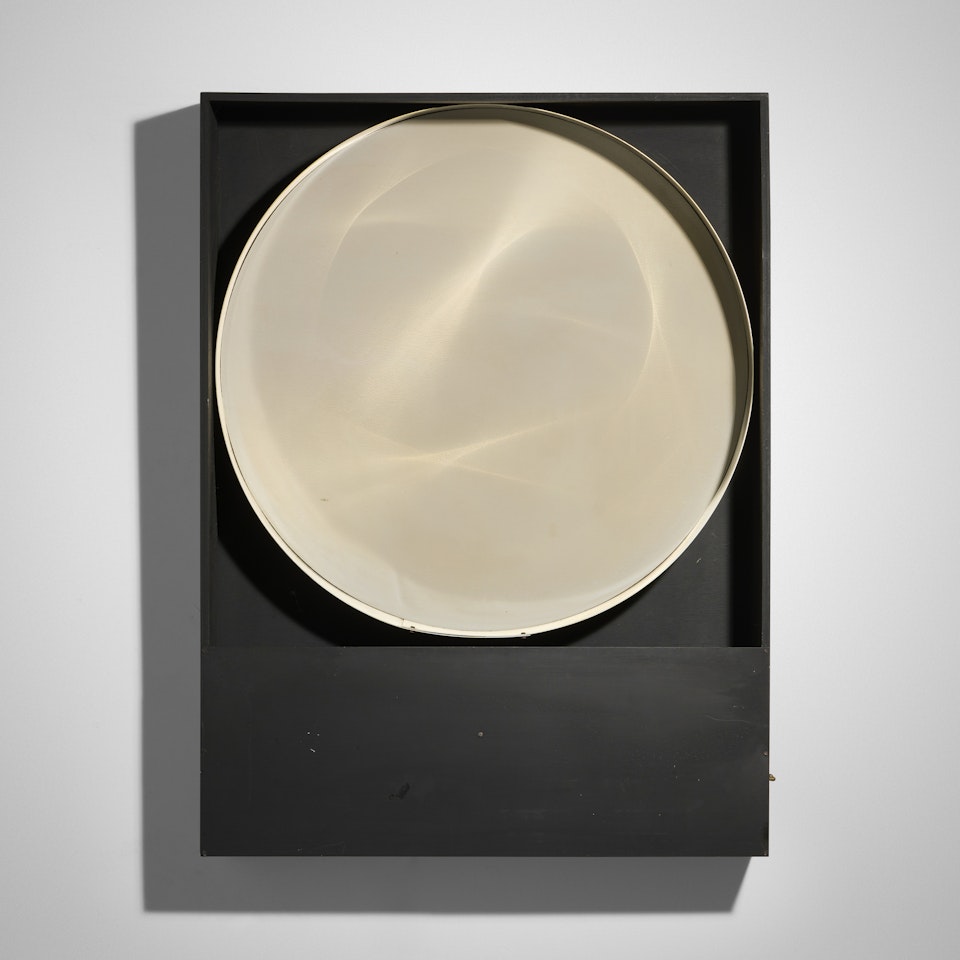 Continuel-lumière cylindre by Julio Le Parc