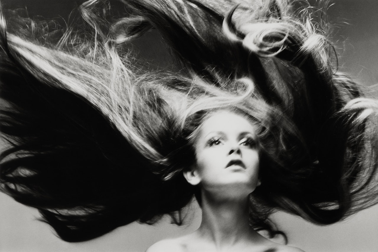 Twiggy, Hair by Ara Gallant, Paris studio, January 1968 by Richard Avedon