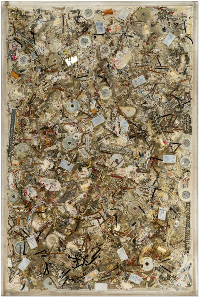 Accumulation de microphones Ericsson et d"autres pièces de téléphones by Arman