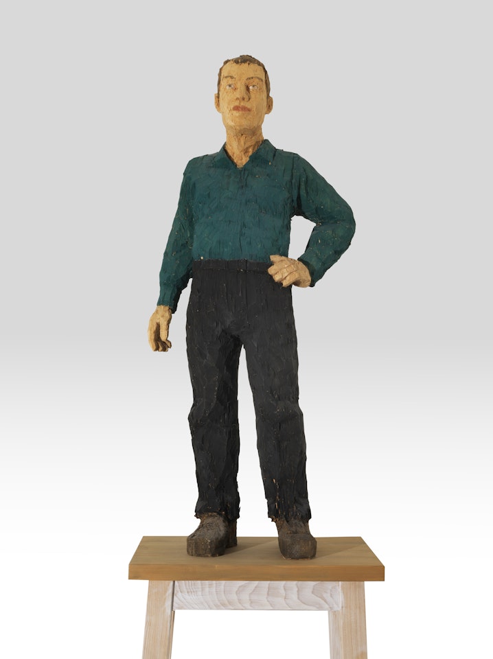 Mann mit grünem Hemd und schwarzer Hose by Stephan Balkenhol