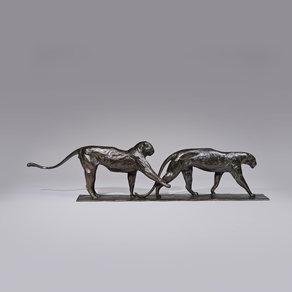 Deux léopards marchant, le mâle lève une patte by Rembrandt Bugatti