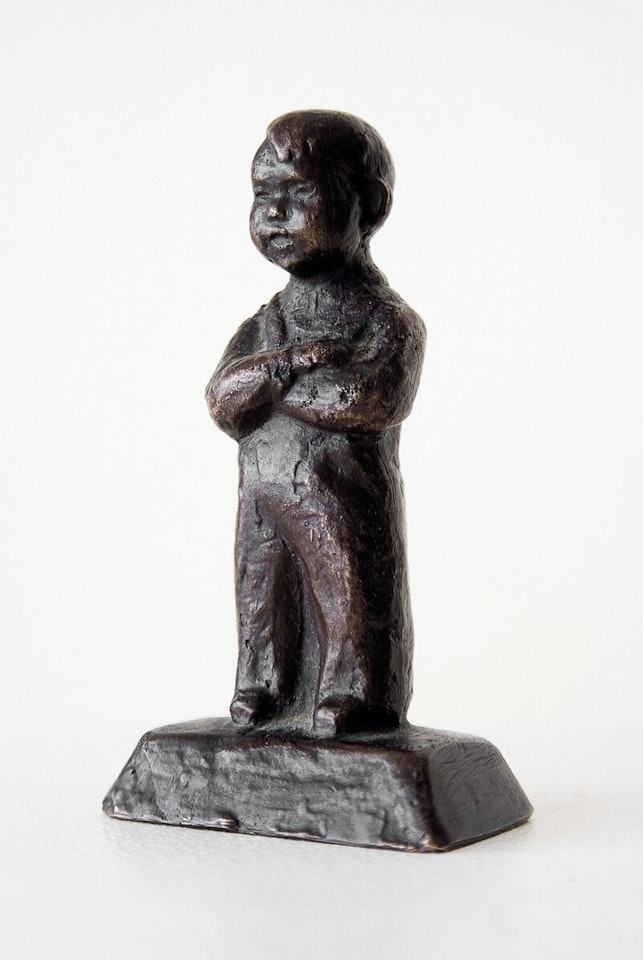 Stående gutt by Arne Durban