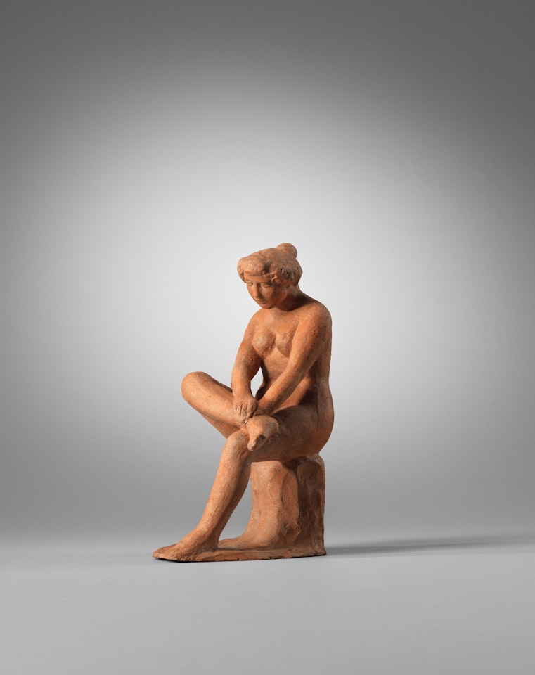Jeune fille assise se tenant un pied by Aristide Maillol