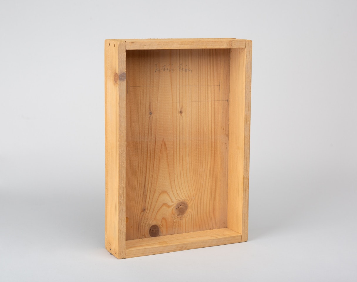 Holzkiste, genagelt, mit bleistiftzeichnung by Joseph Beuys