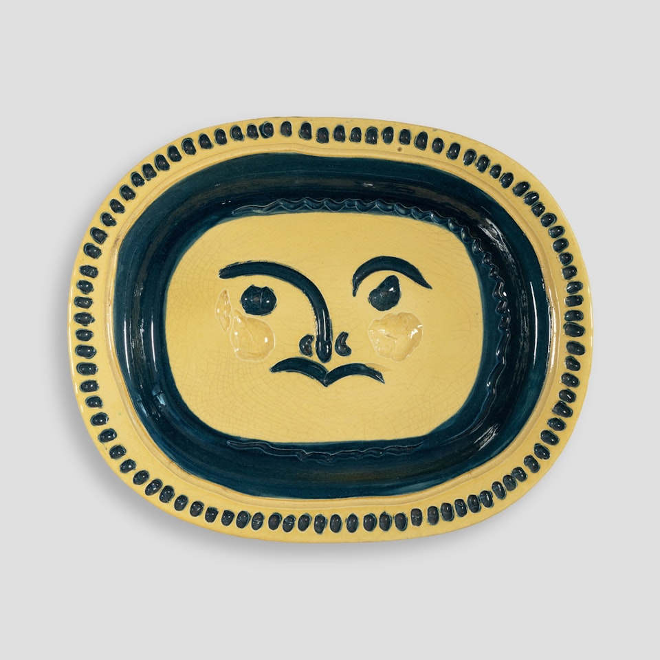 Visage gravé, fond grège by Pablo Picasso